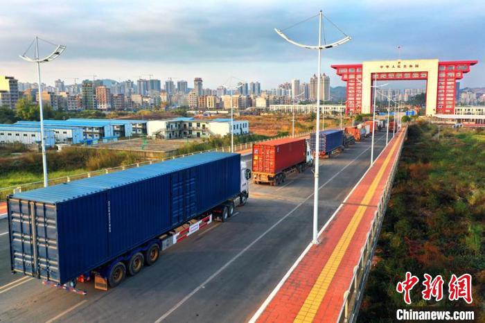 物流貨車在廣西東興二橋上排隊(duì)進(jìn)關(guān)?！≈苘?攝